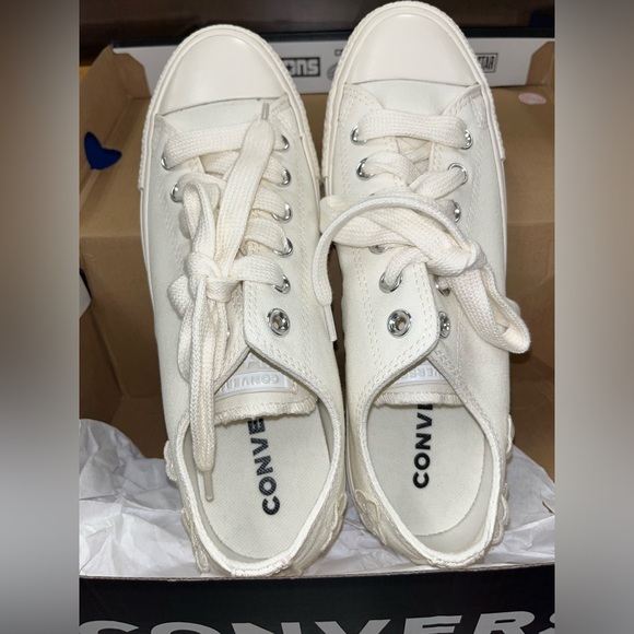 Adorable Flower low top Converse 🌸 🤍 Brand new with box!!🤍🤍 - Picture 4 of 8